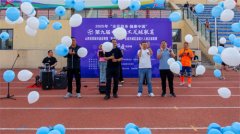 支参赛步队和评判员们丰满地顺次步入会场